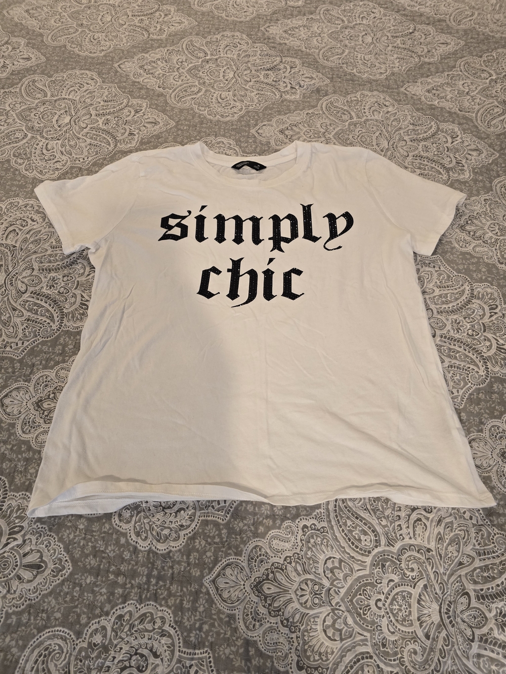 Vera Wang White Graphic Tee with Black 'simply chic' Text